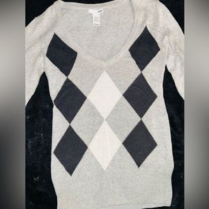 H&M Women's Light Gray and Black Argyle V-Neck Sweater